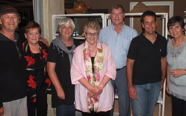 Vlnr is Wayne Devitt, Lorainne Fourie, Annemarie Watney, Amanda de Vries, Philip Fourie, Werner Muller (Iona Wynkelder) en Jane Bailey